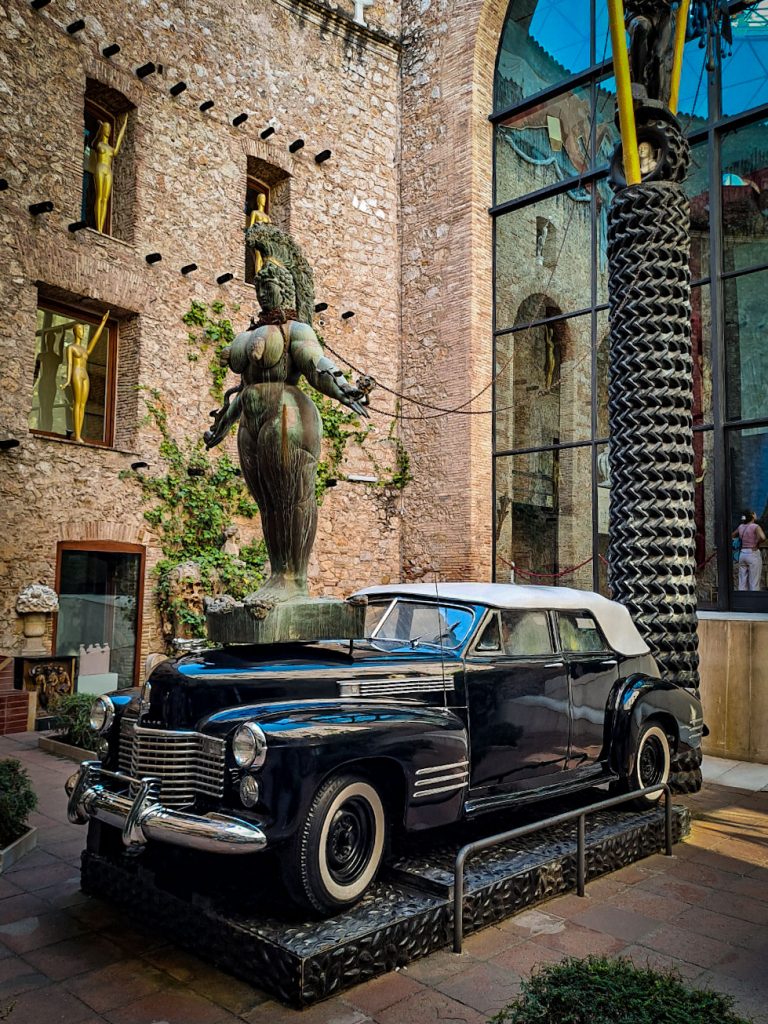 Музей Сальвадора Дали в Фигерасе - инсталляция "Дождливое такси"