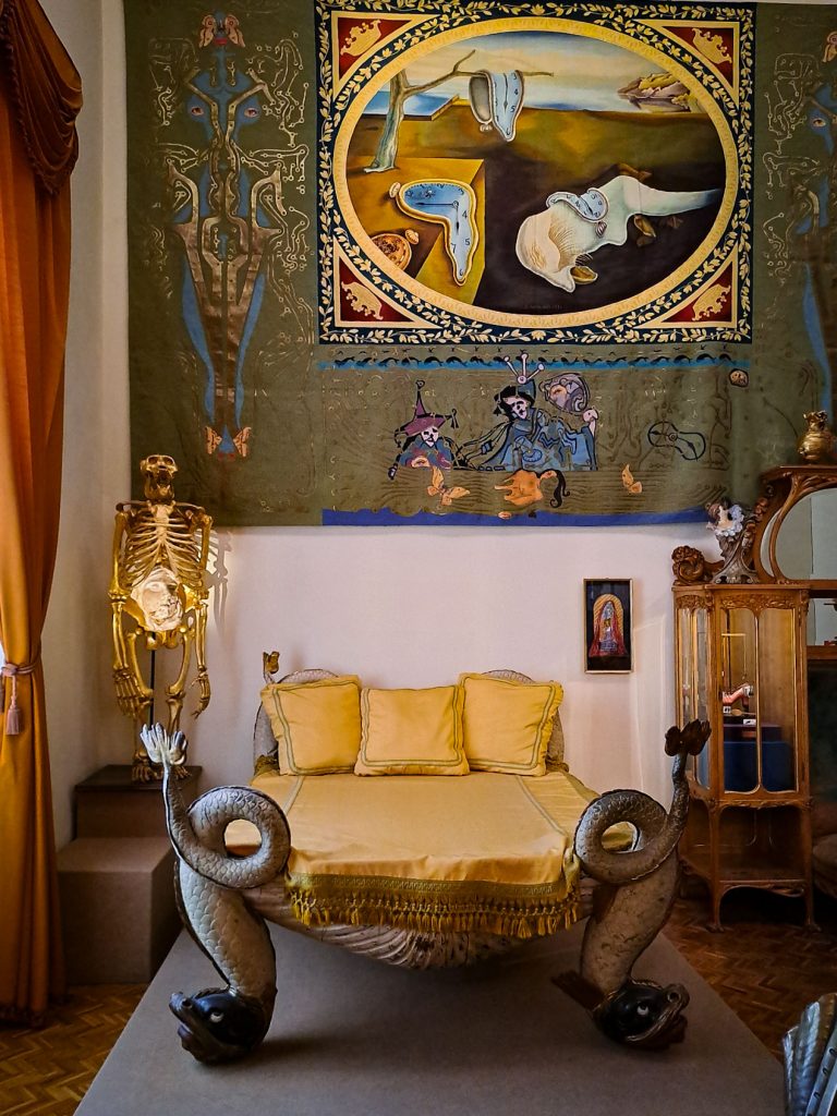 Кровать Сальвадора Дали в Театре-мусее в Фигерасе