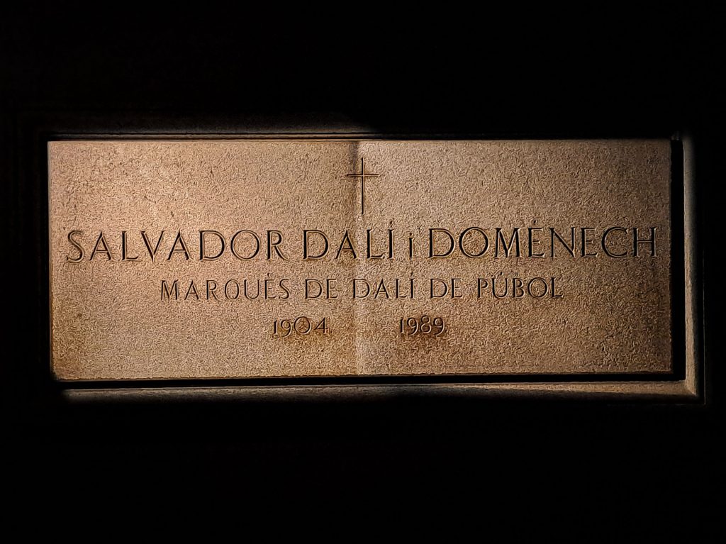 Могильная плита Сальвадора Дали в Фигерасе