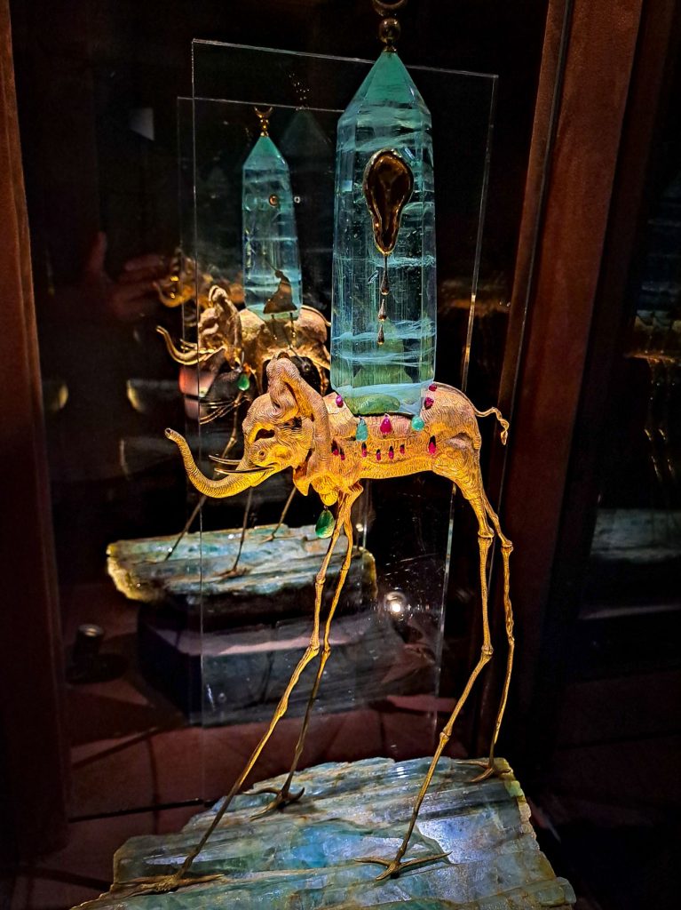 Слон Сальвадора Дали - экскурсия в музей из Барселоны