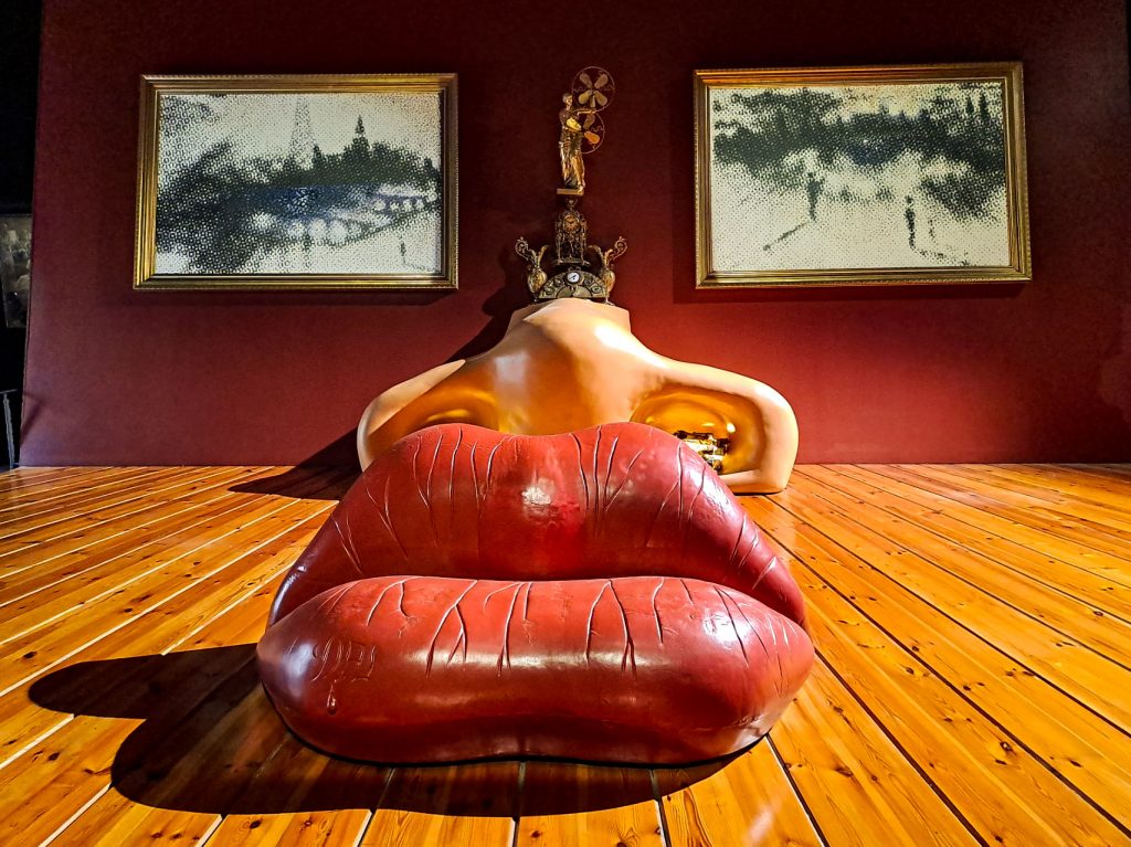 Музей Дали в Фигерасе - комната Мэй Уэст