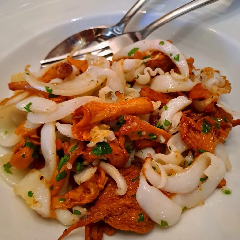 Каталонская кухня: каракатица с лисичками