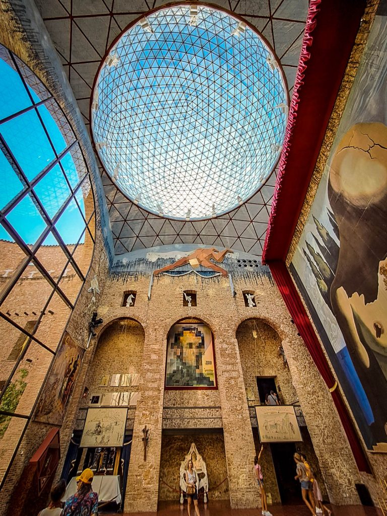 Экскурсия в музей Дали из Барселоны