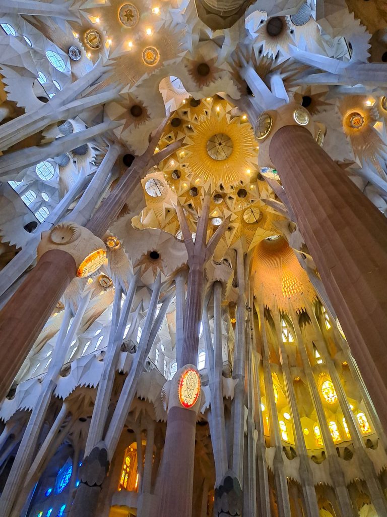 Саграда Фамилия: интерьер