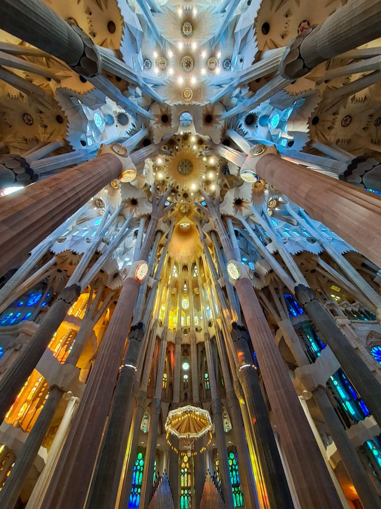 Саграда Фамилия: дизайн интерьера